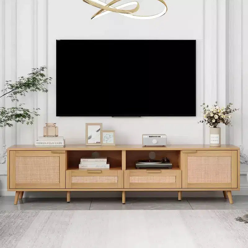 Meuble TV moderne en rotin avec étagères ouvertes et pieds en bois robustes.