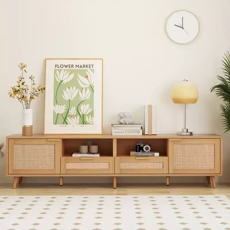 Meuble TV moderne en rotin avec étagères ouvertes et pieds en bois robustes.