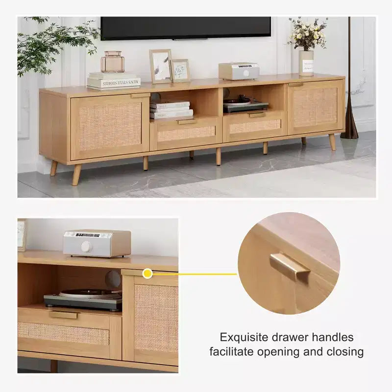 Meuble TV moderne en rotin avec étagères ouvertes et pieds en bois robustes.