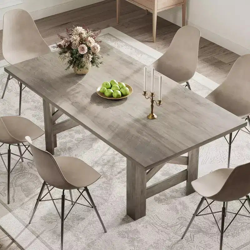 Longue table à manger de cuisine en bois ; 6 à 8 places.