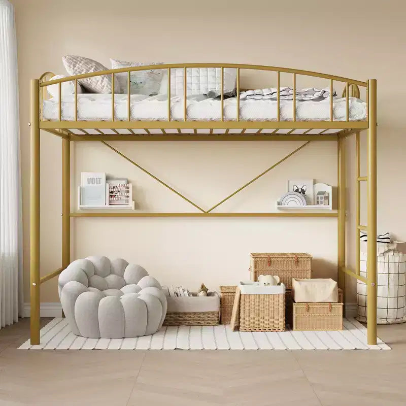 Lit mezzanine double avec cadre métallique robuste ; barrières de sécurité cintrées et échelle de sécurité.