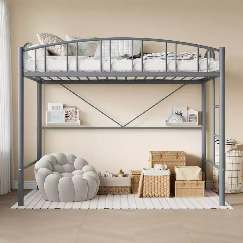 Lit mezzanine double avec cadre métallique robuste ; barrières de sécurité cintrées et échelle de sécurité.