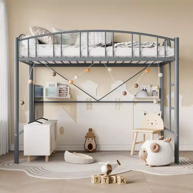 Lit mezzanine double avec cadre métallique robuste ; barrières de sécurité cintrées et échelle de sécurité.