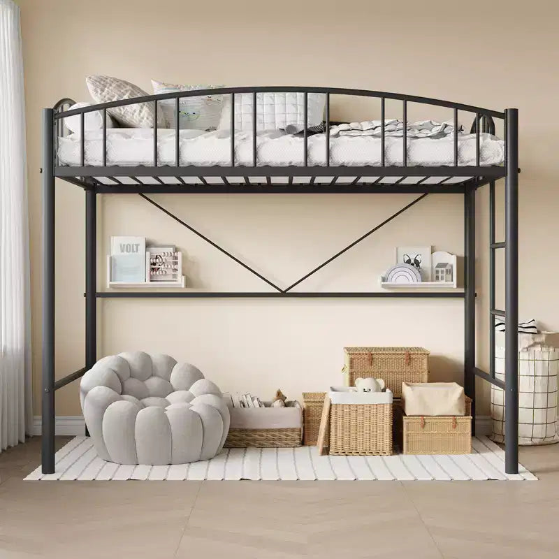Lit mezzanine double avec cadre métallique robuste ; barrières de sécurité cintrées et échelle de sécurité.