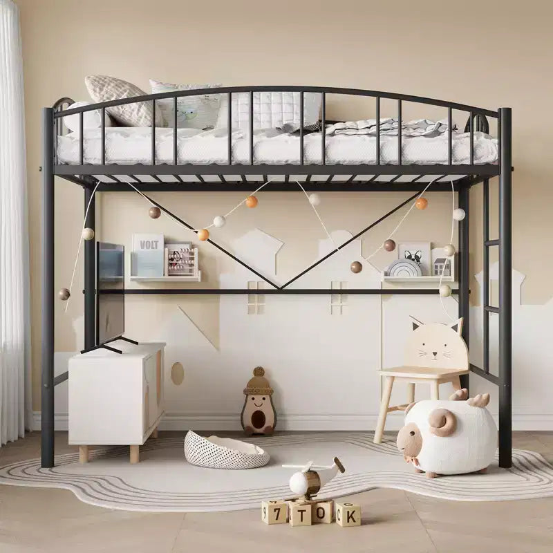 Lit mezzanine double avec cadre métallique robuste ; barrières de sécurité cintrées et échelle de sécurité.