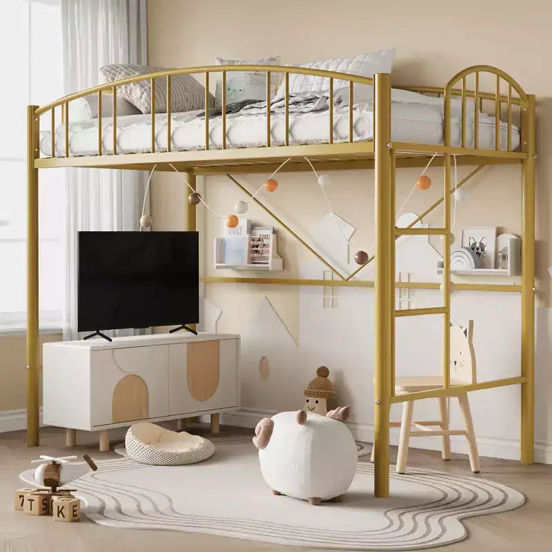 Lit mezzanine double avec cadre métallique robuste ; barrières de sécurité cintrées et échelle de sécurité.
