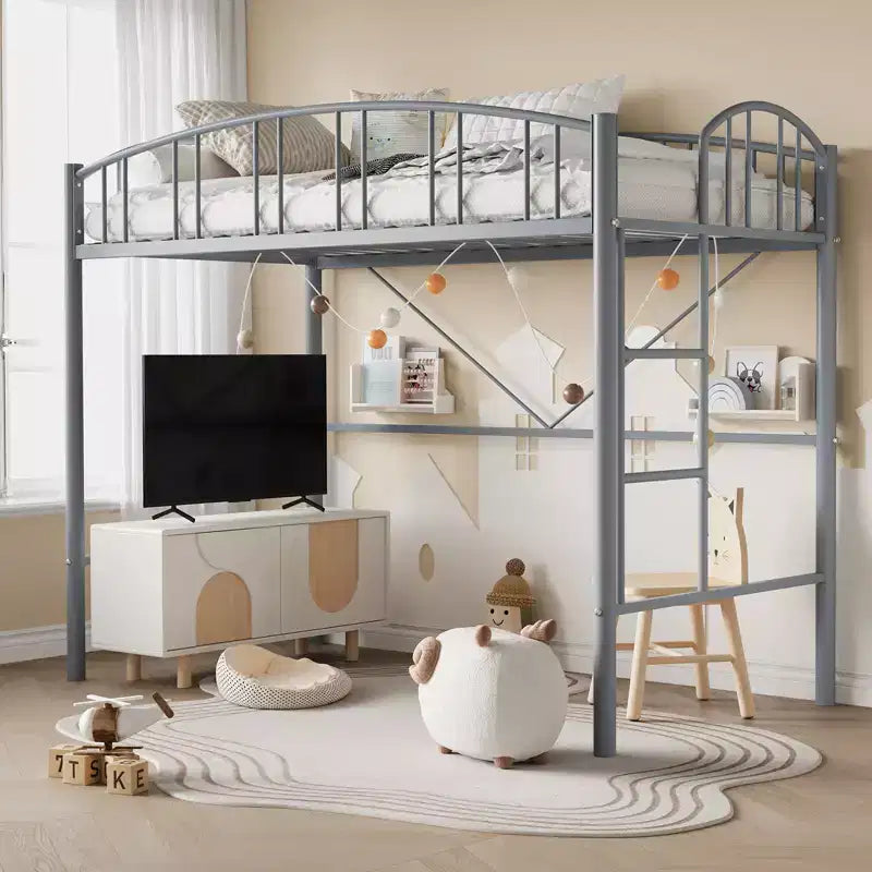 Lit mezzanine double avec cadre métallique robuste ; barrières de sécurité cintrées et échelle de sécurité.