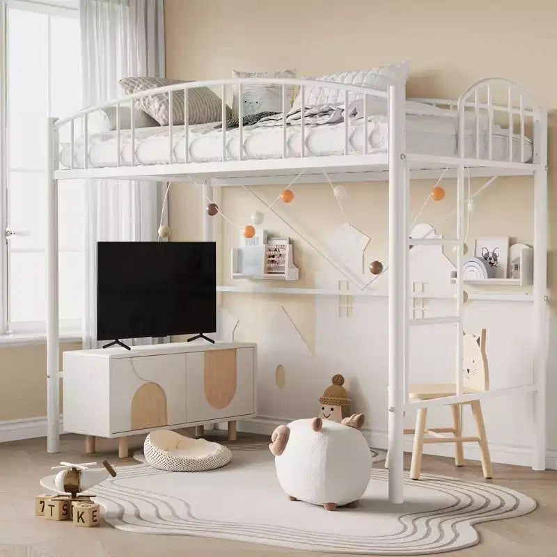 Lit mezzanine double avec cadre métallique robuste ; barrières de sécurité cintrées et échelle de sécurité.