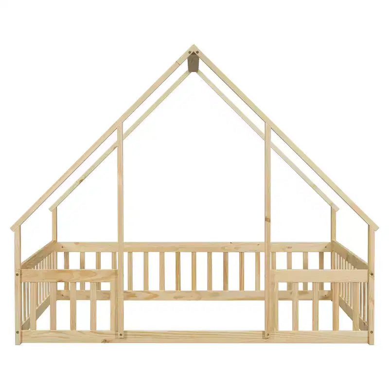 Un lit au sol en bois de style cabane avec des balustrades et des garde-corps.