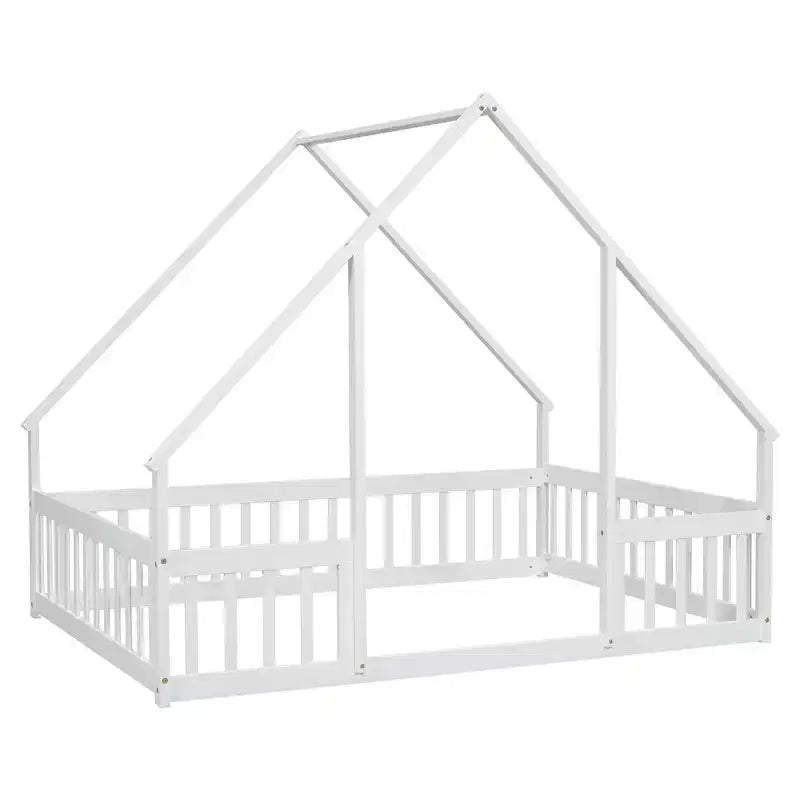 Un lit au sol en bois de style cabane avec des balustrades et des garde-corps.