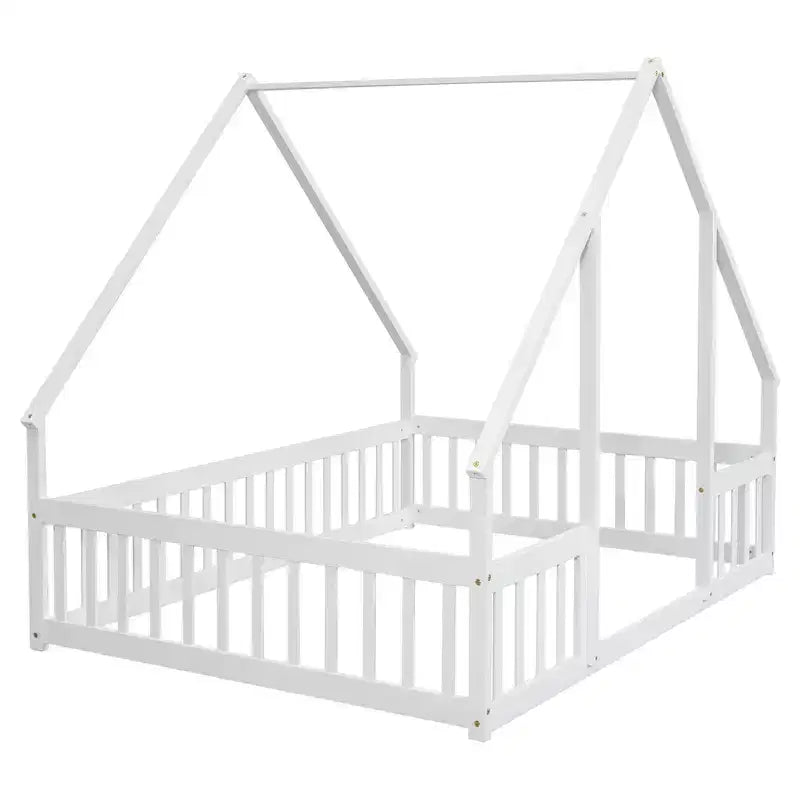 Un lit au sol en bois de style cabane avec des balustrades et des garde-corps.