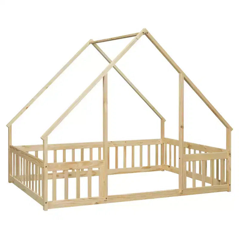 Un lit au sol en bois de style cabane avec des balustrades et des garde-corps.