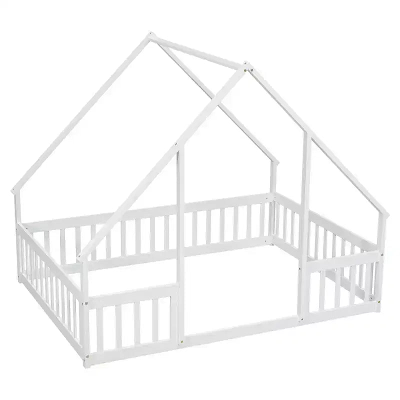 Un lit au sol en bois de style cabane avec des balustrades et des garde-corps.