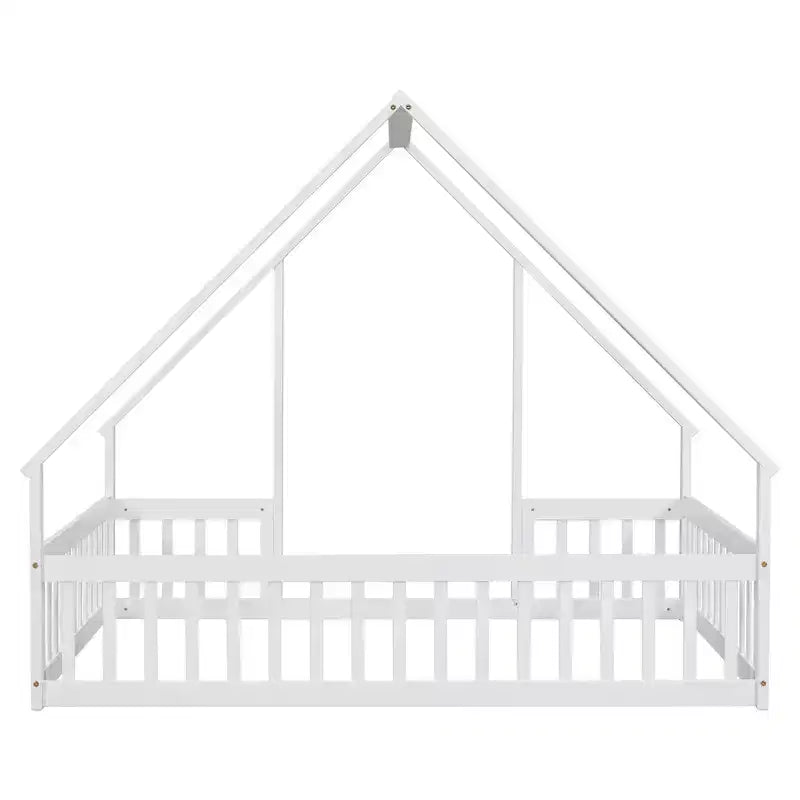 Un lit au sol en bois de style cabane avec des balustrades et des garde-corps.