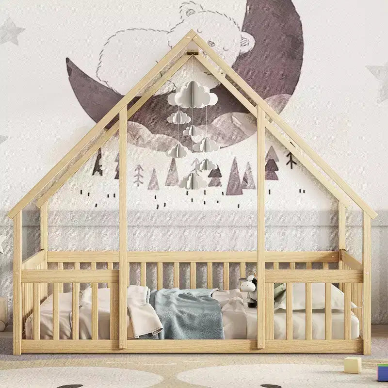 Un lit au sol en bois de style cabane avec des balustrades et des garde-corps.