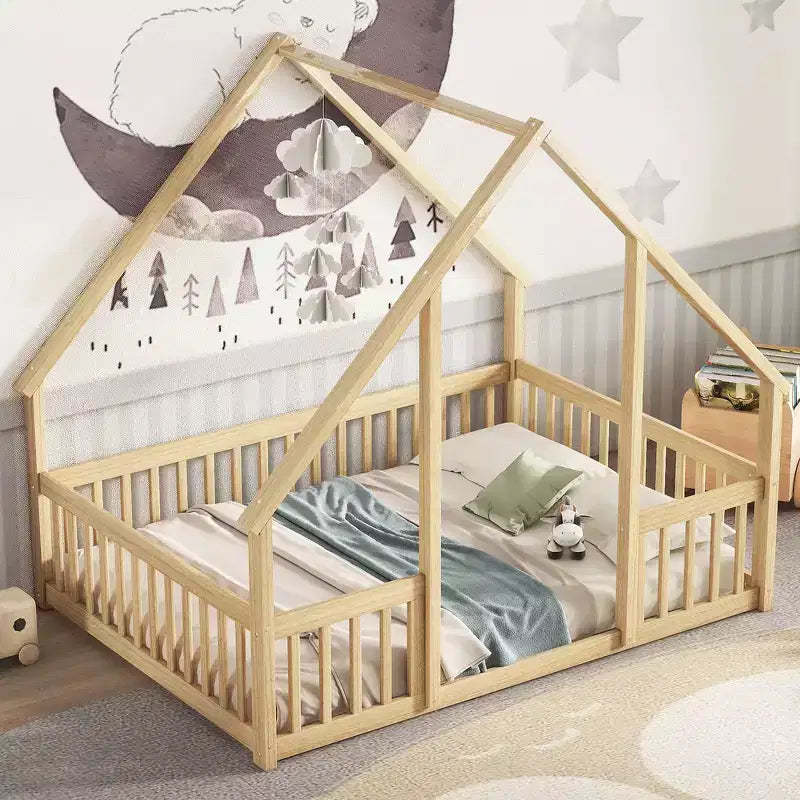 Un lit au sol en bois de style cabane avec des balustrades et des garde-corps.