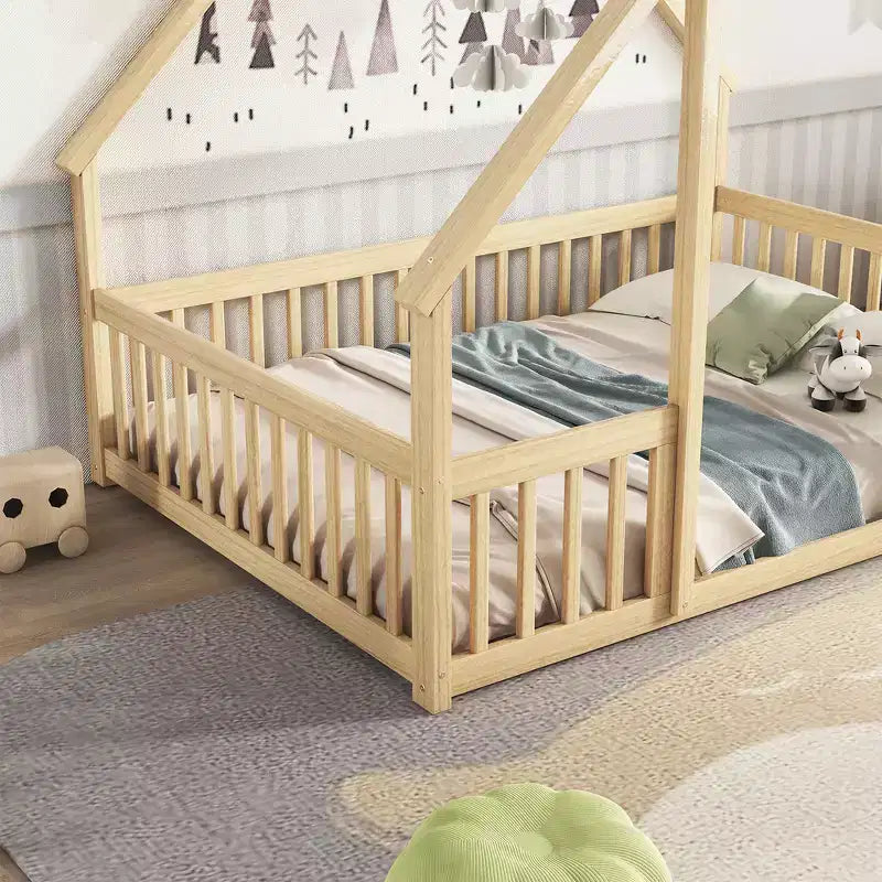 Un lit au sol en bois de style cabane avec des balustrades et des garde-corps.