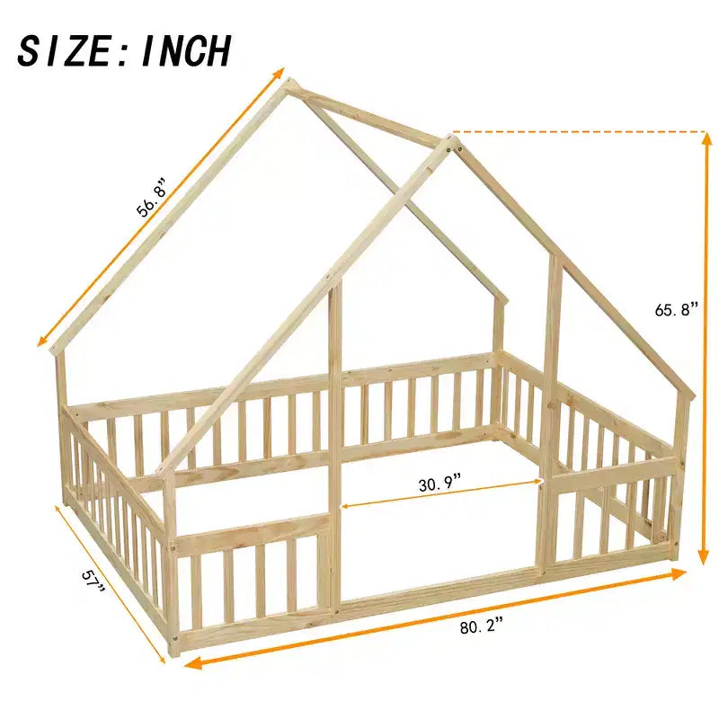Un lit au sol en bois de style cabane avec des balustrades et des garde-corps.