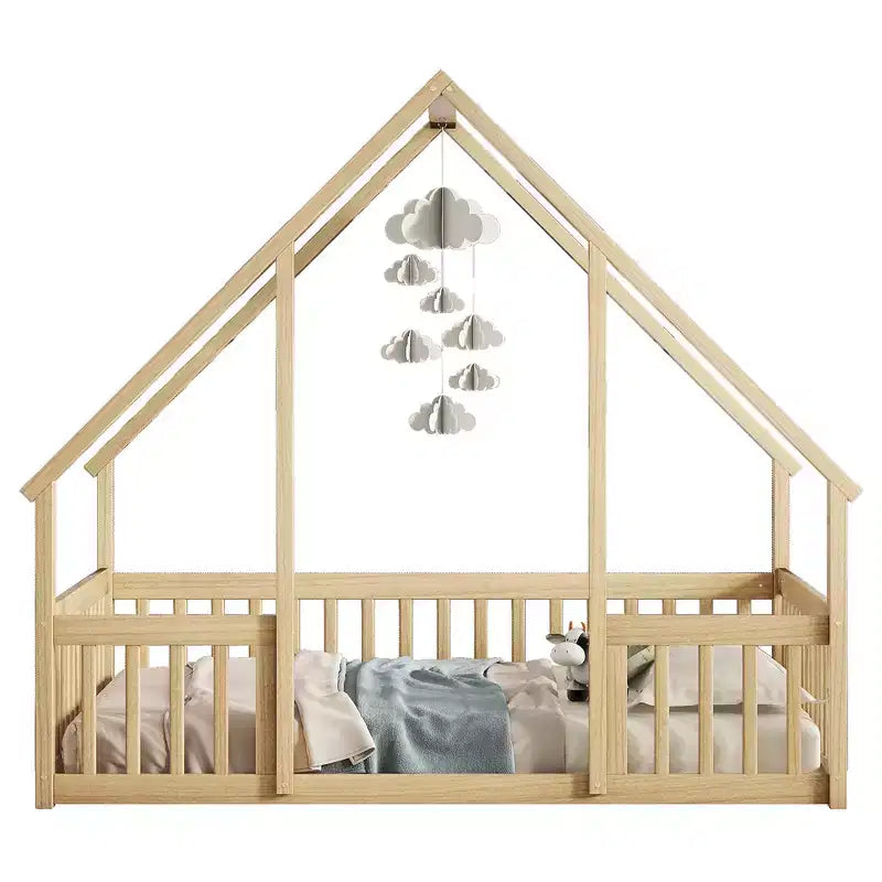 Un lit au sol en bois de style cabane avec des balustrades et des garde-corps.