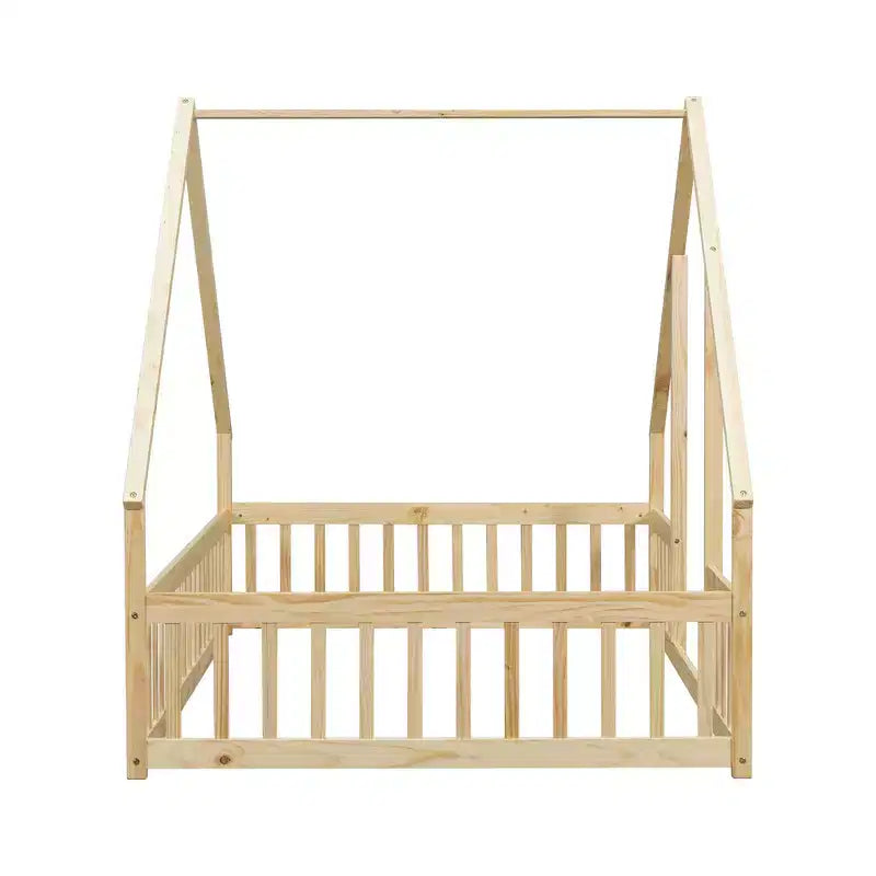 Un lit au sol en bois de style cabane avec des balustrades et des garde-corps.