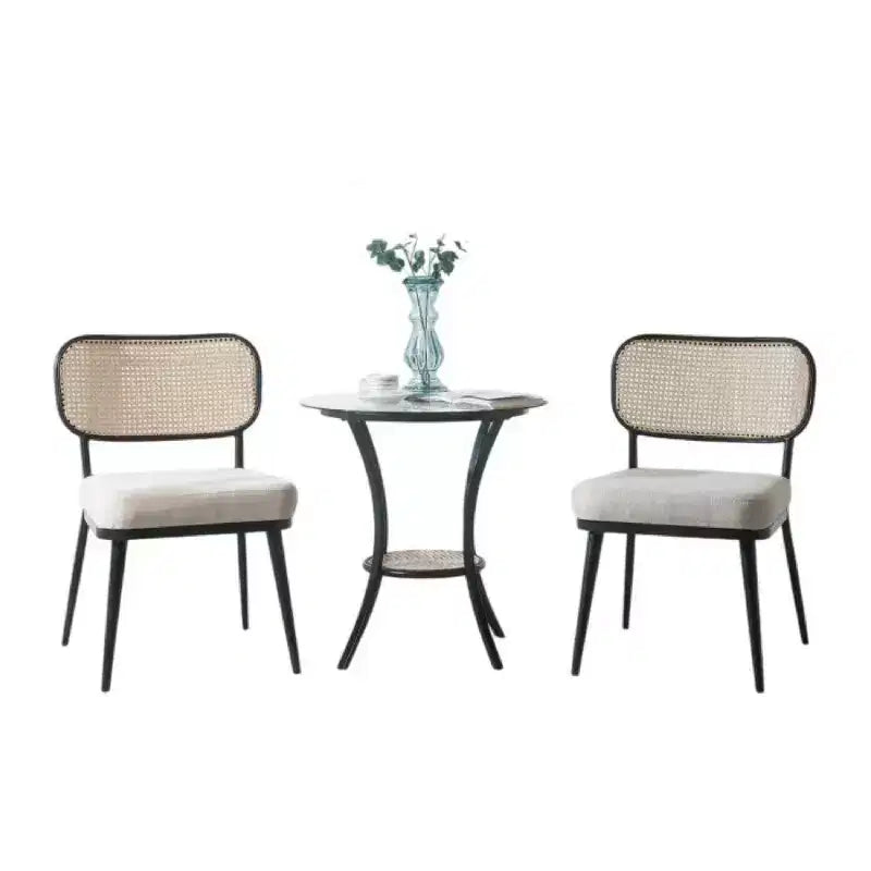 Table d'appoint et chaises ; pieds de table noirs ; plateau en verre