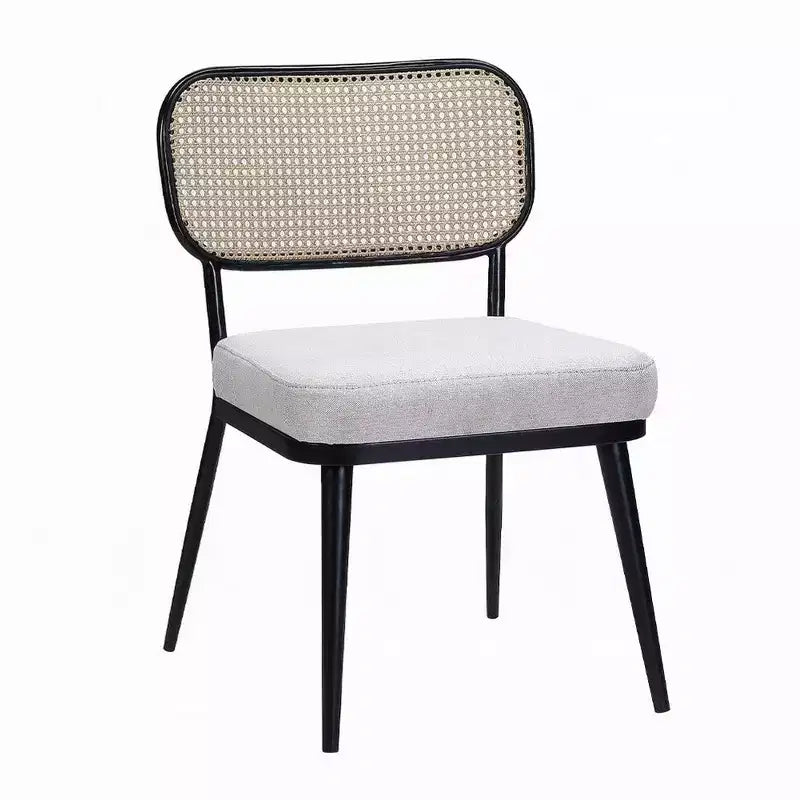Table d'appoint et chaises ; pieds de table noirs ; plateau en verre