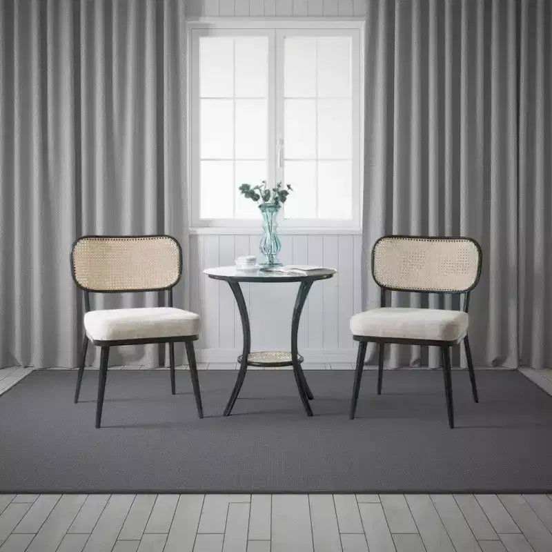 Table d'appoint et chaises ; pieds de table noirs ; plateau en verre