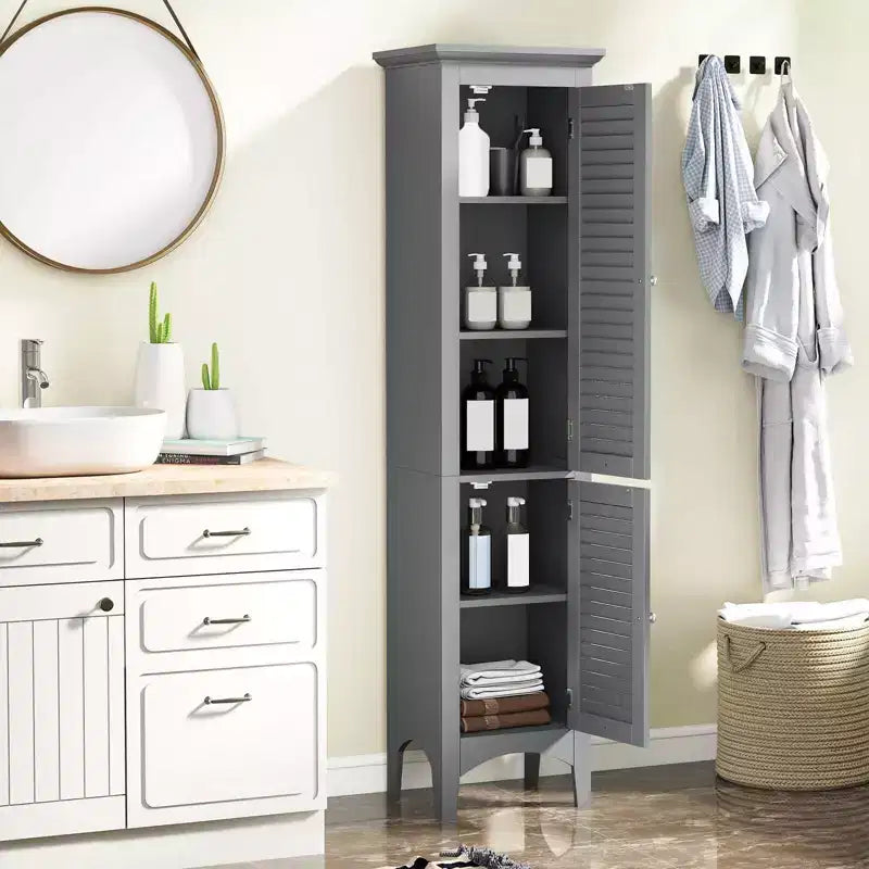 Meuble-lavabo de salle de bain avec deux portes persiennes et des étagères réglables.
