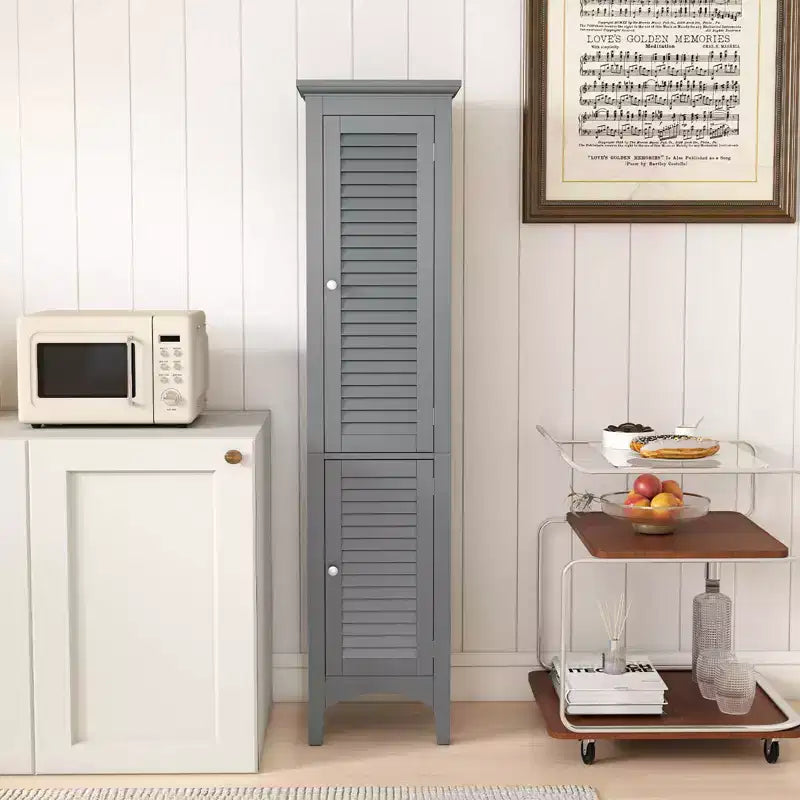 Meuble-lavabo de salle de bain avec deux portes persiennes et des étagères réglables.