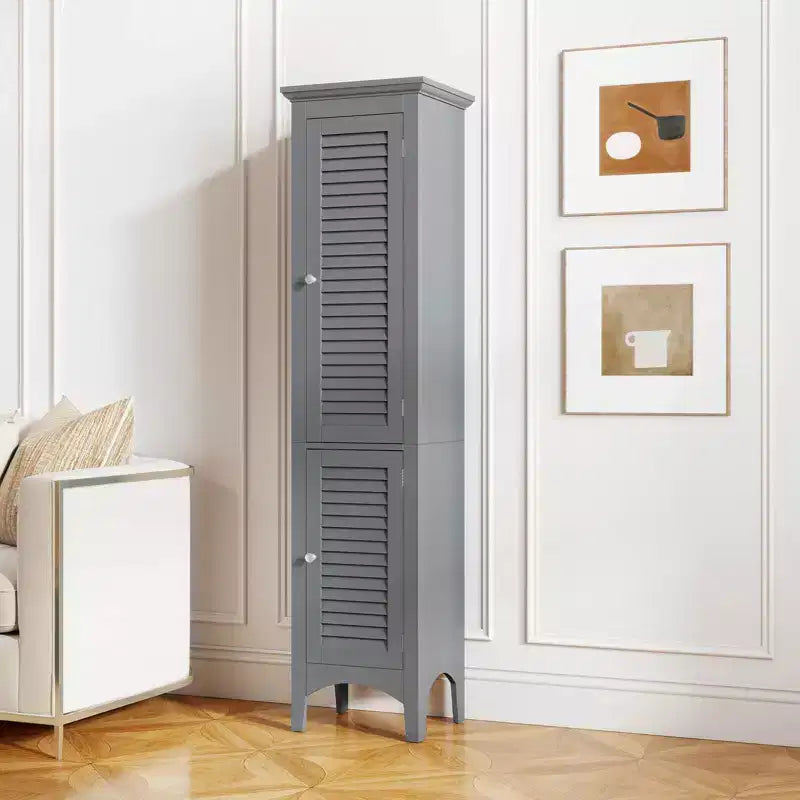 Meuble-lavabo de salle de bain avec deux portes persiennes et des étagères réglables.