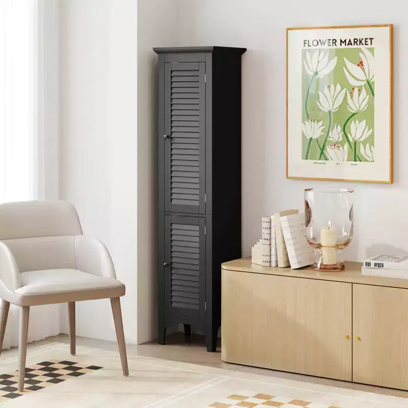 Meuble-lavabo de salle de bain avec deux portes persiennes et des étagères réglables.