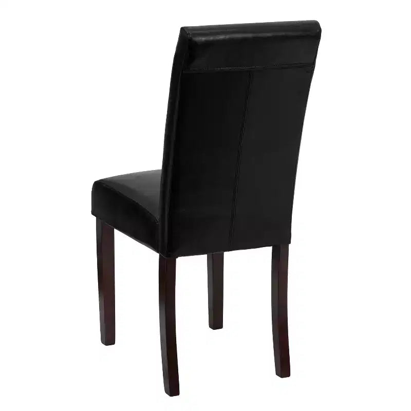 Chaise de prédicateur à dossier en similicuir noir, convenant aux cuisines, salles à manger et autres espaces similaires.