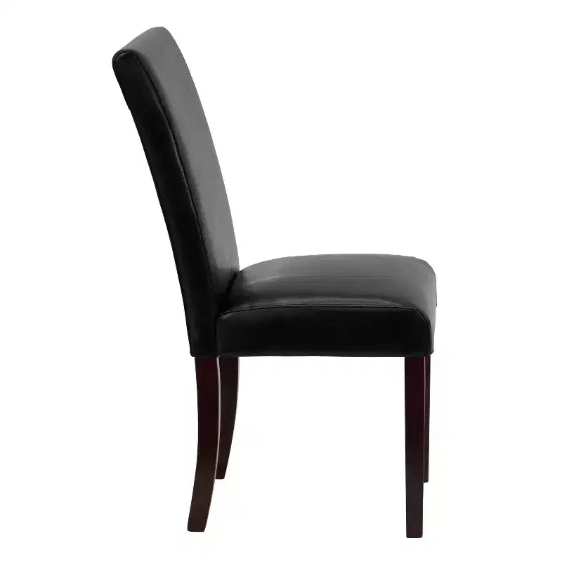 Chaise de prédicateur à dossier en similicuir noir, convenant aux cuisines, salles à manger et autres espaces similaires.