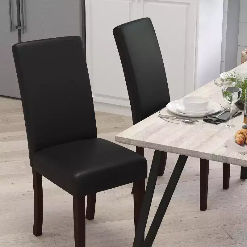 Chaise de prédicateur à dossier en similicuir noir, convenant aux cuisines, salles à manger et autres espaces similaires.