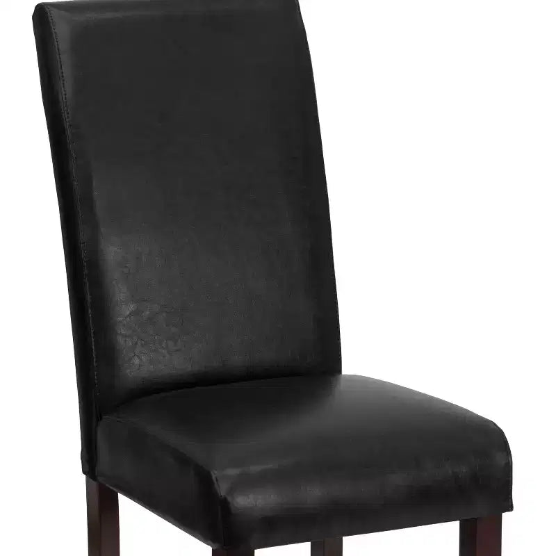 Chaise de prédicateur à dossier en similicuir noir, convenant aux cuisines, salles à manger et autres espaces similaires.