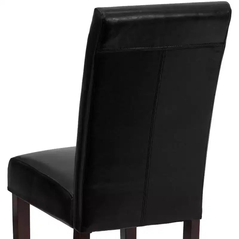 Chaise de prédicateur à dossier en similicuir noir, convenant aux cuisines, salles à manger et autres espaces similaires.