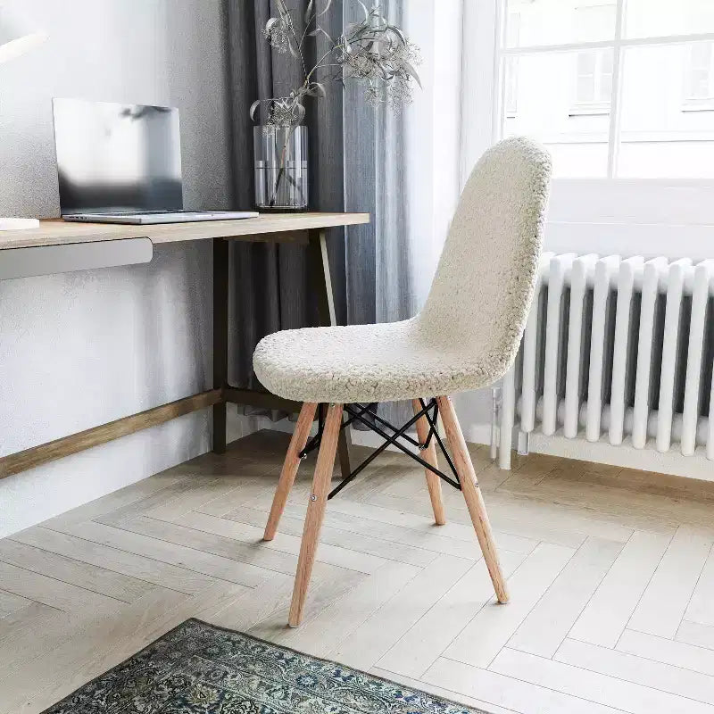 Fauteuil lounge en fausse peau de mouton avec pieds en hêtre