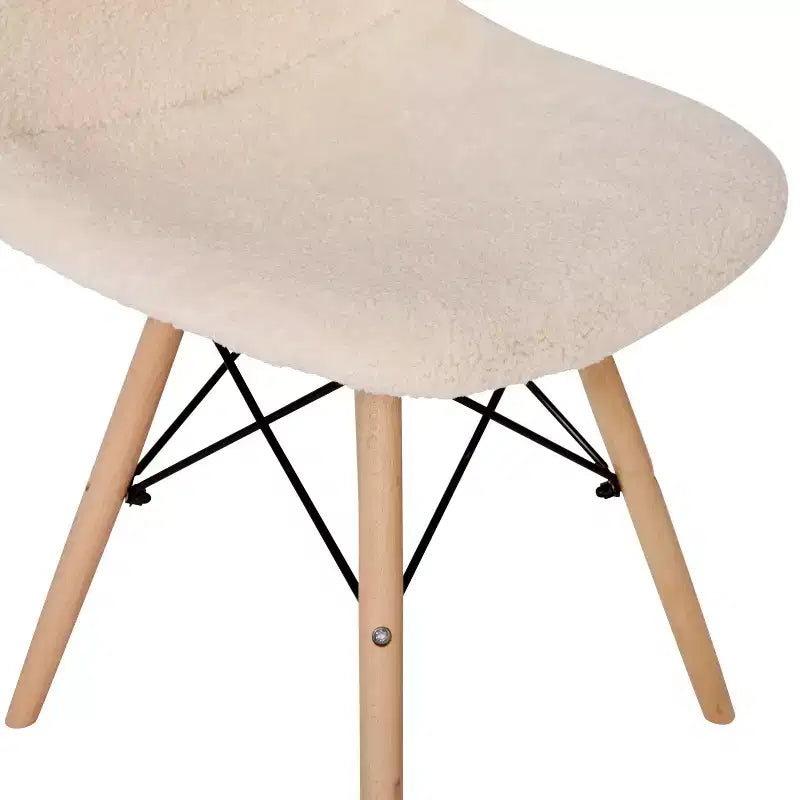 Fauteuil lounge en fausse peau de mouton avec pieds en hêtre