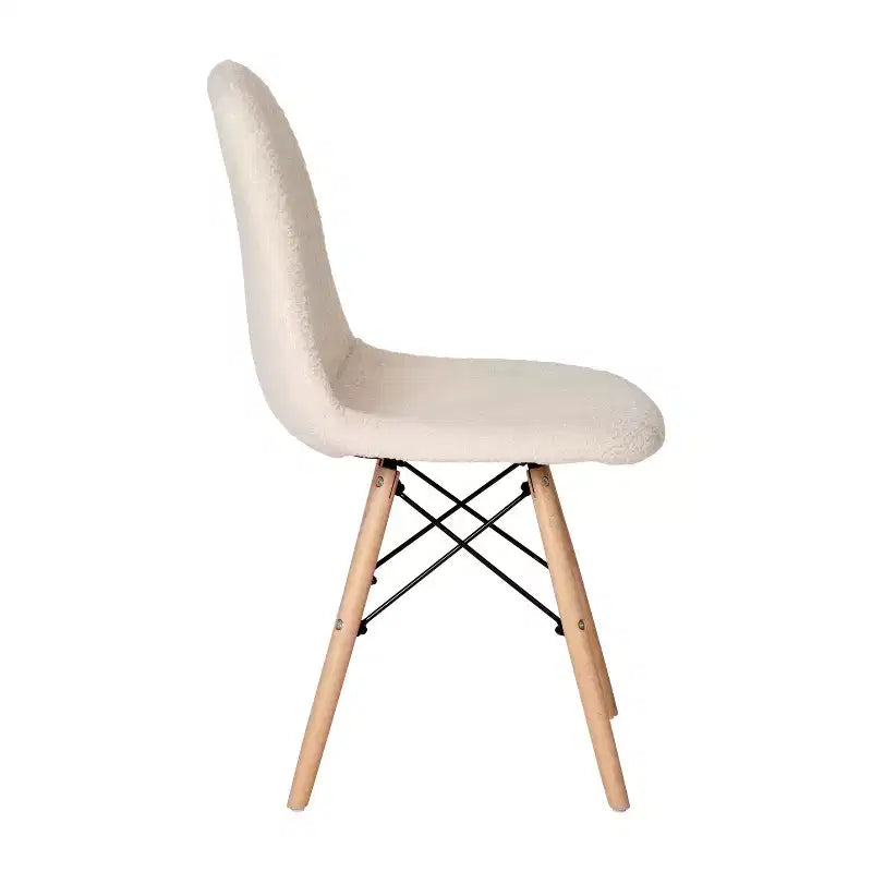 Fauteuil lounge en fausse peau de mouton avec pieds en hêtre