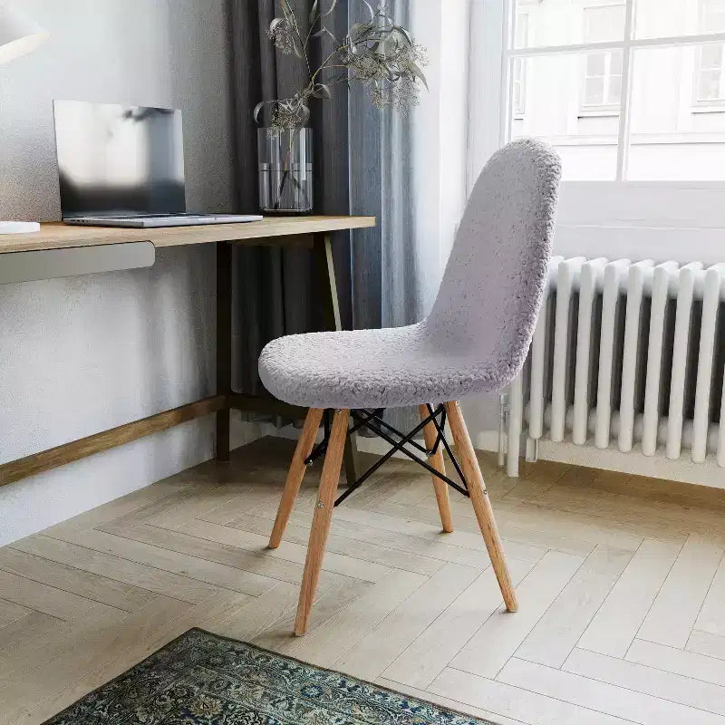 Fauteuil lounge en fausse peau de mouton avec pieds en hêtre