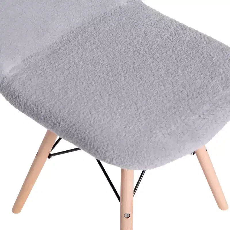 Fauteuil lounge en fausse peau de mouton avec pieds en hêtre